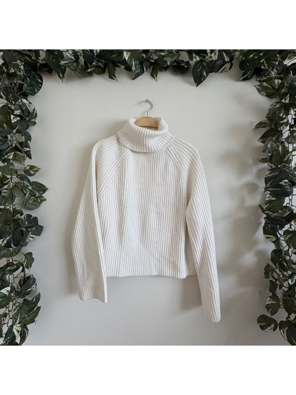 H&M Long Sleeve Turtleneck Knit Sweater Cream Women’s Size M